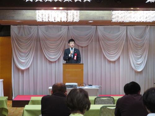 三好家広間で研修会参加者らに挨拶をしている市長の写真