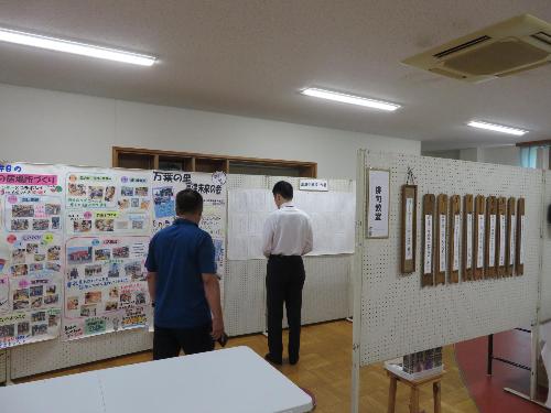 高津公民館で市民らの展示を見ている市長の写真