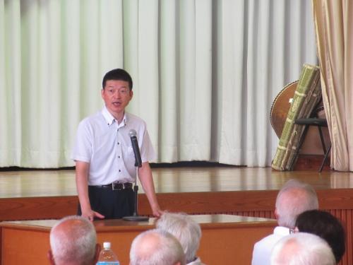 戸田小学校屋内運動場で敬老会に集まった市民らに挨拶をしている市長の写真