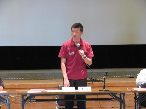 市民学習センター多目的ホールで空港マラソン実行委員会役員らの前で挨拶をしている市長の写真