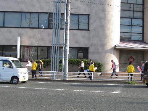 市内道路交差点歩道で交通安全を呼び掛けている市長の写真
