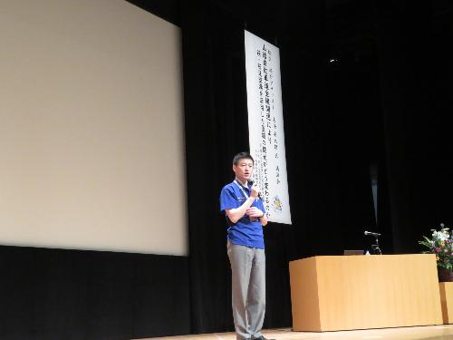 グラントワ大ホールステージ上で講演会前の挨拶をしている市長の写真