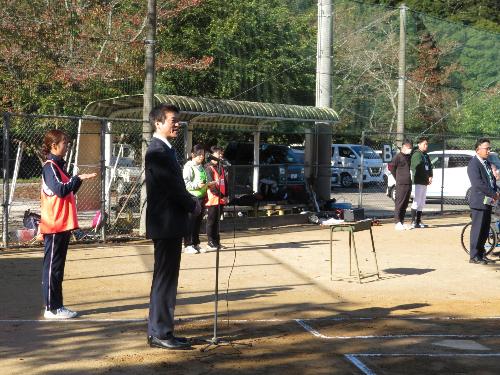 久々茂コミュニティ広場でスポーツ大会参加者らに激励の言葉を述べている市長の写真