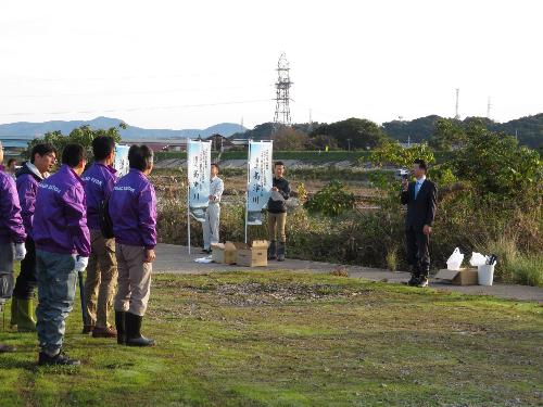 飯田橋河川敷公園で清掃に集まった参加者らの前で挨拶をしている市長の写真