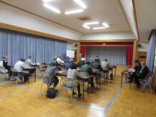 小野公民館で市民と意見交換をしている市長の写真