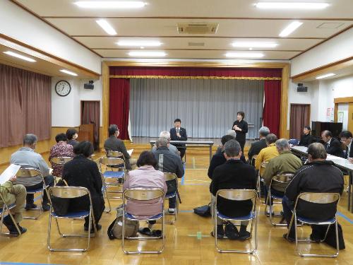 高津公民館で語り合う会に参加した市民らと意見交換をしている市長の写真