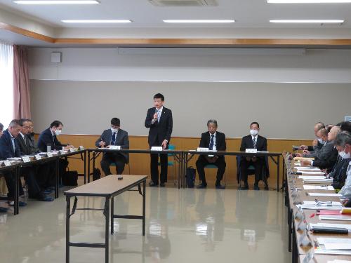 水防センターで防災会議出席者らの前で挨拶をしている市長の写真