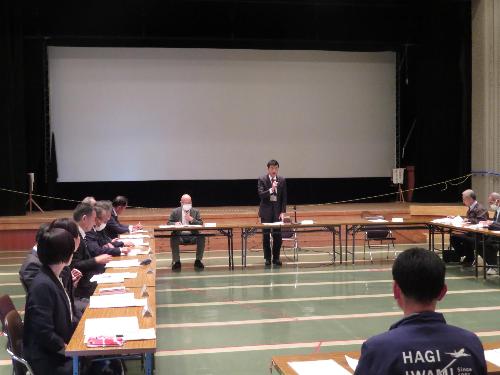 市民学習センター多目的ホールで観光協会の理事らの前で挨拶をしている市長の写真