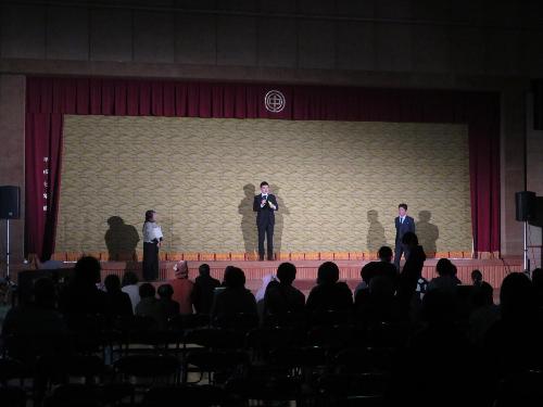 小野公民館のステージ上で祭りに参加した市民らの前で挨拶をしている市長の写真