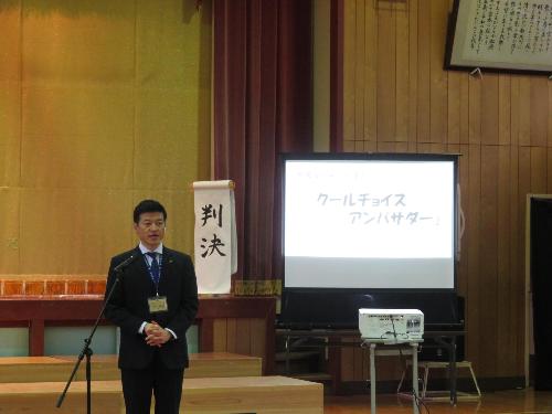 都茂小学校体育館で児童らに発表会の感想や認定証授与についての話をしている市長の写真