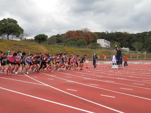 陸上競技場でしおかぜ駅伝のスターターを務める市長の写真