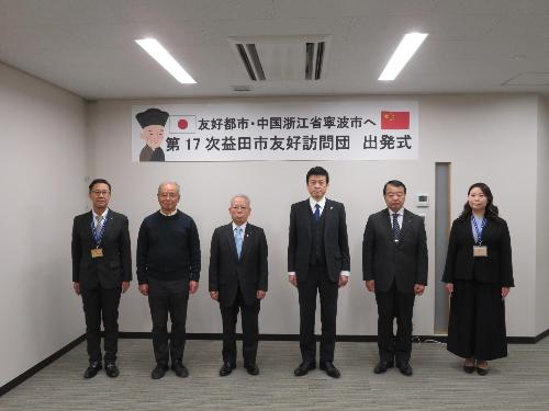 市役所1階多目的ホールで代表団メンバーと市長との記念撮影