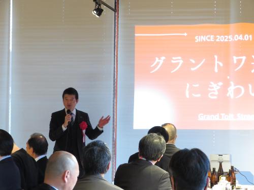 マスコスホテル1階で祝賀会参加者らに祝辞を述べている市長の写真