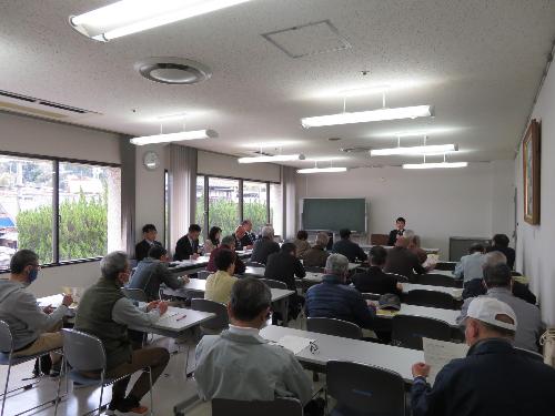市民学習センター会議室で懇談会に集まった市民らと意見交換をしている市長の写真