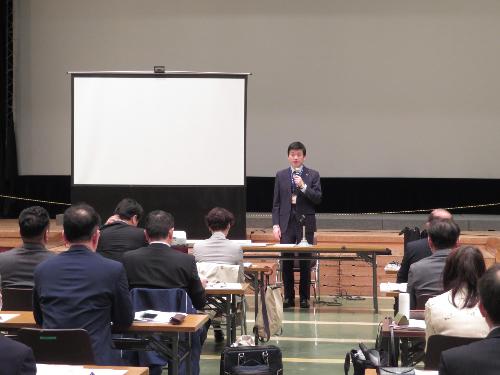 市民学習センター多目的ホールで説明会参加者らに講話を行う市長の写真