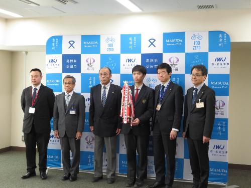 市役所大会議室で齋藤選手らとの集合写真