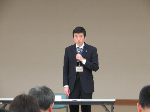 保健センター大ホールで総会出席者らに挨拶をしている市長の写真