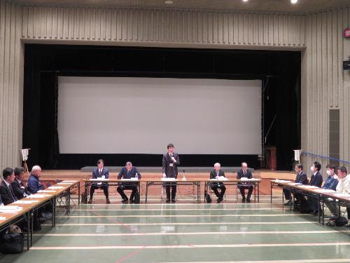 市民学習センター多目的ホールで空港マラソン実行委員会メンバーらの前で挨拶をしている市長の写真