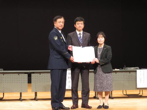 署名された協定締結書を持つ市長の写真