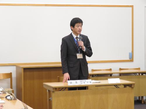 グラントワ講義室で協議会メンバーらに挨拶をしている市長の写真