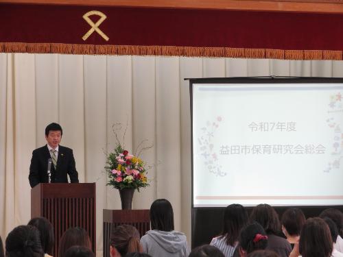 総合福祉センターで研究会メンバーらに挨拶をしている市長の写真