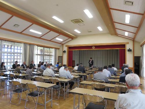 安田公民館で懇談会に出席した市民らと意見交換をしている市長の写真
