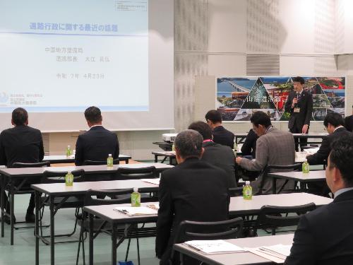 グラントワスタジオ1で山陰自動車道整備に関する事業説明を行っている市長の写真