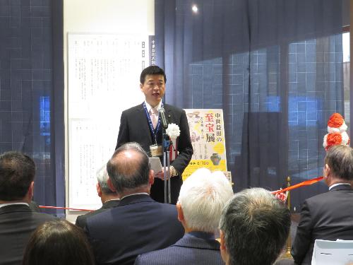 歴史文化交流館れきしーなホールで内覧会出席者らに祝辞を述べている市長の写真