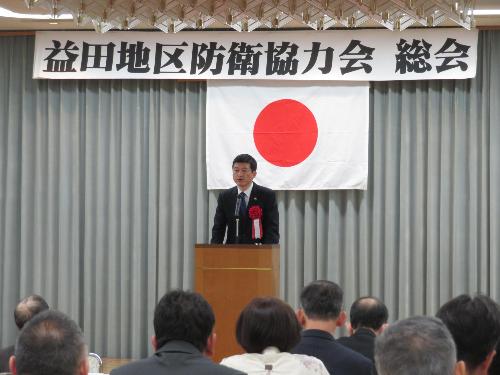 三好家で総会出席者らの前で挨拶をしている市長の写真
