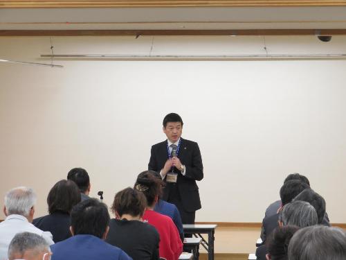 保健センター大ホールで会議出席者らに挨拶をしている市長の写真