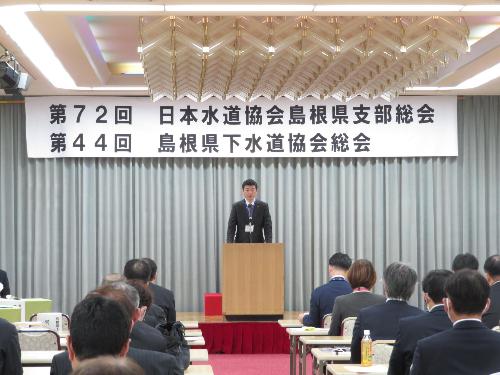 三好家で総会出席者らに挨拶をしている市長の写真