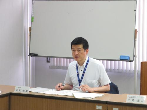 市民学習センター会議室で総会に集まった出席者らに挨拶をしている市長の写真