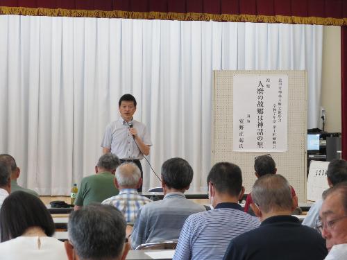高津公民館多目的ホールで総会に集まった顕彰会メンバーらに挨拶をしている市長の写真