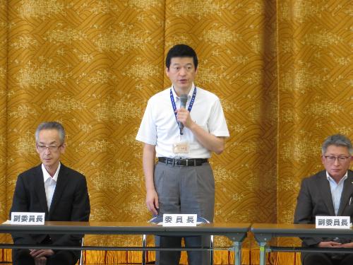 人権センター多目的ホールで実行委員会員らに挨拶をしている市長の写真