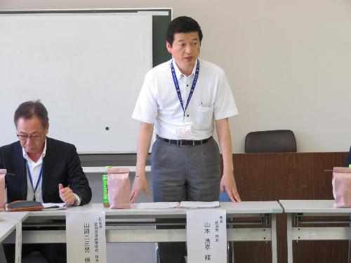 市民学習センター会議室で総会出席者らに挨拶をしている市長の写真