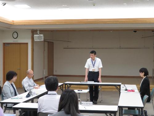 保健センター大ホールで会議出席者らの前で挨拶をしている市長の写真