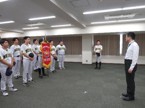市役所大会議室で全国大会に出場する益田市役所野球部員らに激励の言葉を述べている市長の写真
