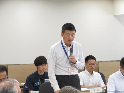 市役所大会議室で運営協議会出席者らに挨拶をしている市長の写真