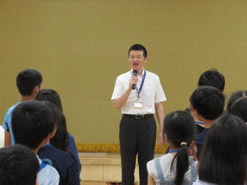 匹見タウンホールで交流事業で益田を訪れた川崎市児童らに歓迎の挨拶をしている市長の写真