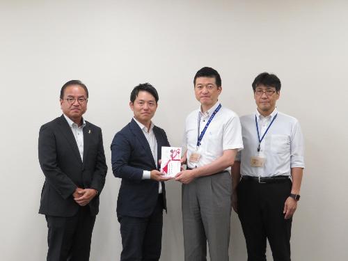 株式会社メイワ様より寄附金の目録を受け取る市長の写真