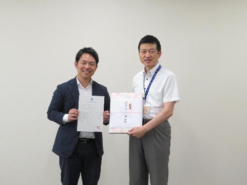 株式会社メイワ様に登録証を交付する市長の写真