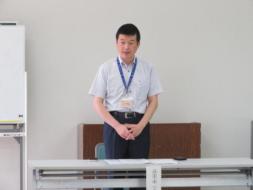 市民学習センター会議室で総会に出席した協議会のメンバーらに挨拶をしている市長の写真