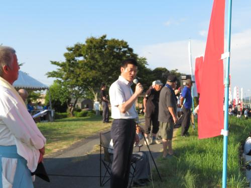 やぶさめ公園で行事参加者らに挨拶をしている市長の写真