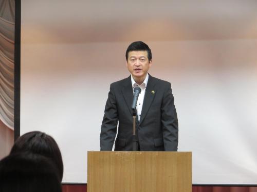 三好家広間で研究会参加者らに挨拶をしている市長の写真