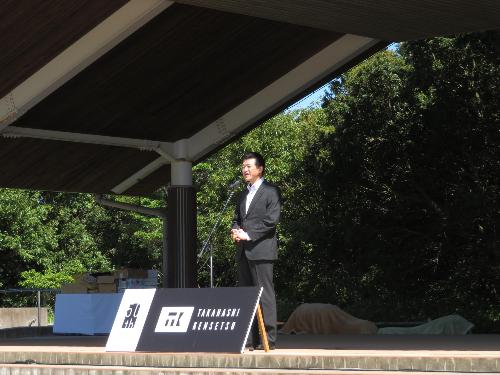 万葉公園野外音楽堂でフェス参加者らに挨拶をしている市長の写真