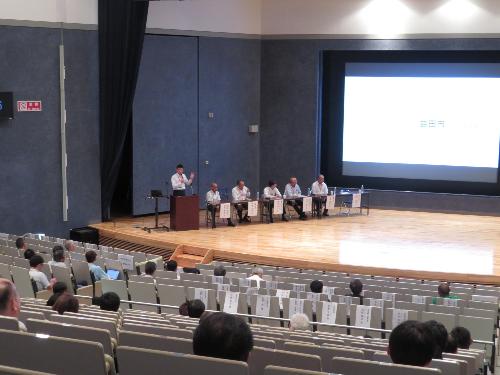 県立大学浜田キャンパス講堂で研究大会参加者らに挨拶をしている市長の写真