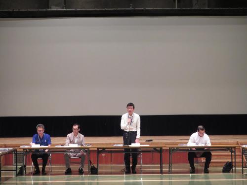 市民学習センター多目的ホールで総会参加者らに挨拶をしている市長の写真