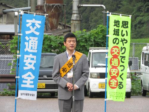 神田町地内で行われたキャンペーンで参加者らに挨拶をしている市長の写真