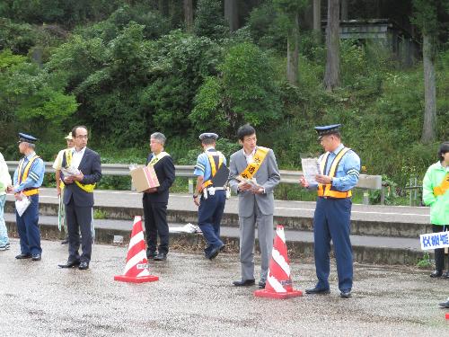 神田町地内で津和野副町長や益田警察署職員らとともに交通安全を呼び掛けている市長の写真