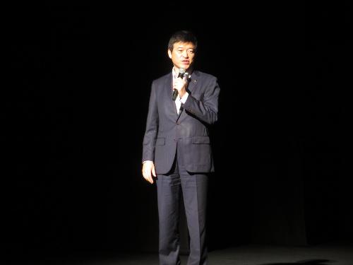 グラントワ小ホール壇上で開演式参加者らに挨拶をしている市長の写真